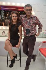 Amrit Maghera gets a new look by Cory Walia at Lakme Absolute event  on 3rd Aug 2012 (50).JPG